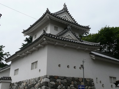 ���k���E